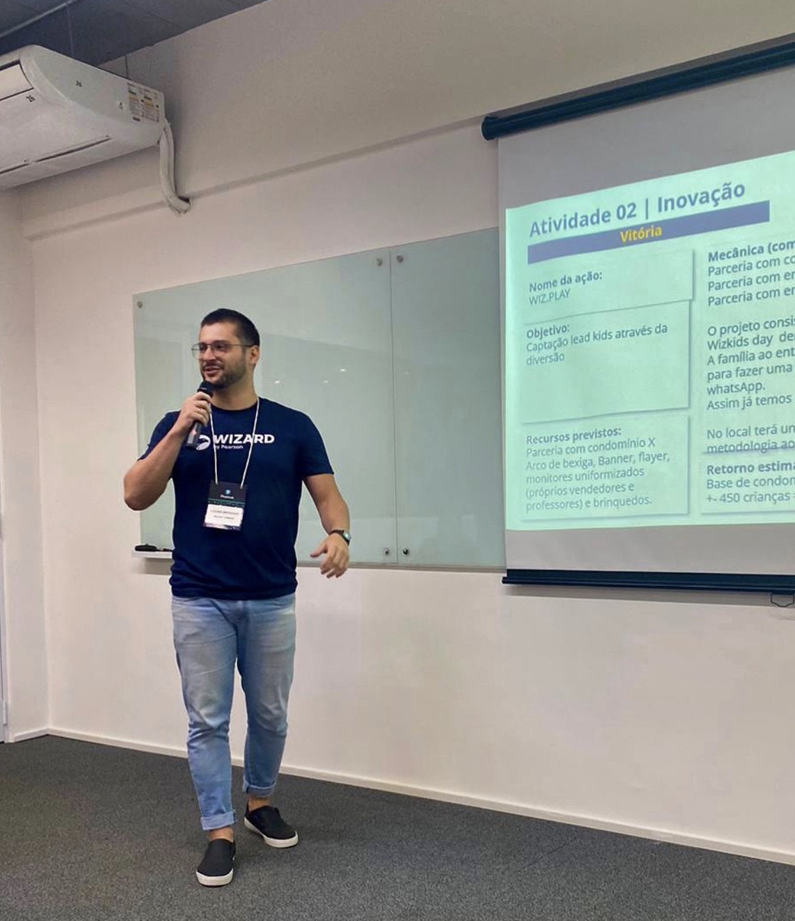 Lucas Broggio conduzindo treinamento diante de uma apresentação