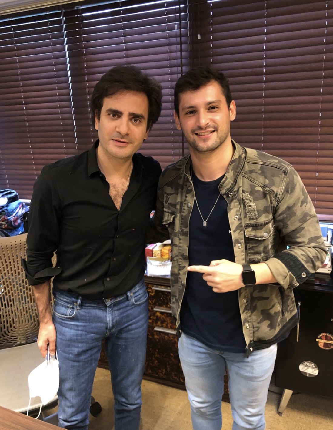 Lucas Broggio em reunião com outro executivo
