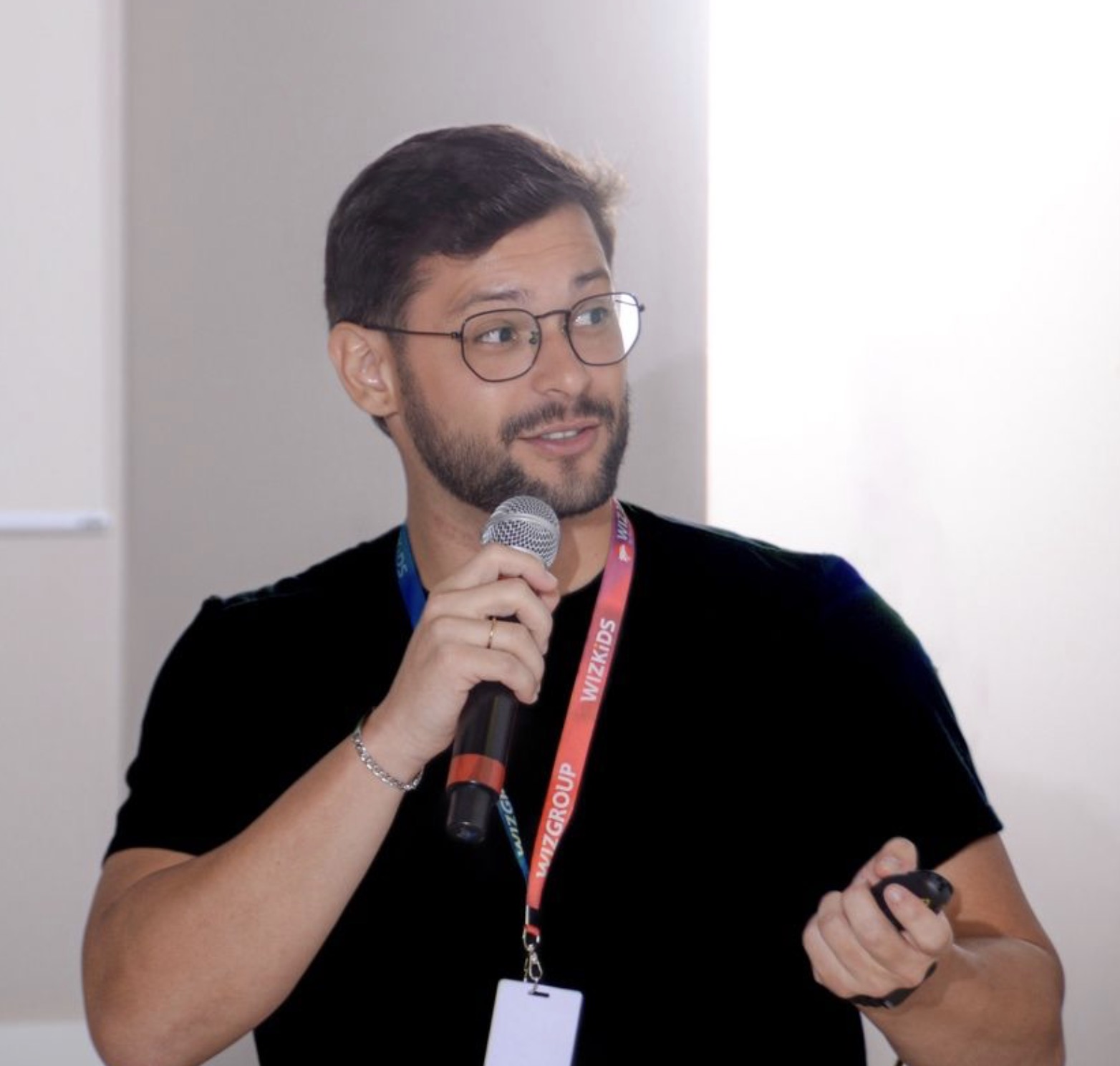 Lucas Broggio falando ao microfone em encontro profissional