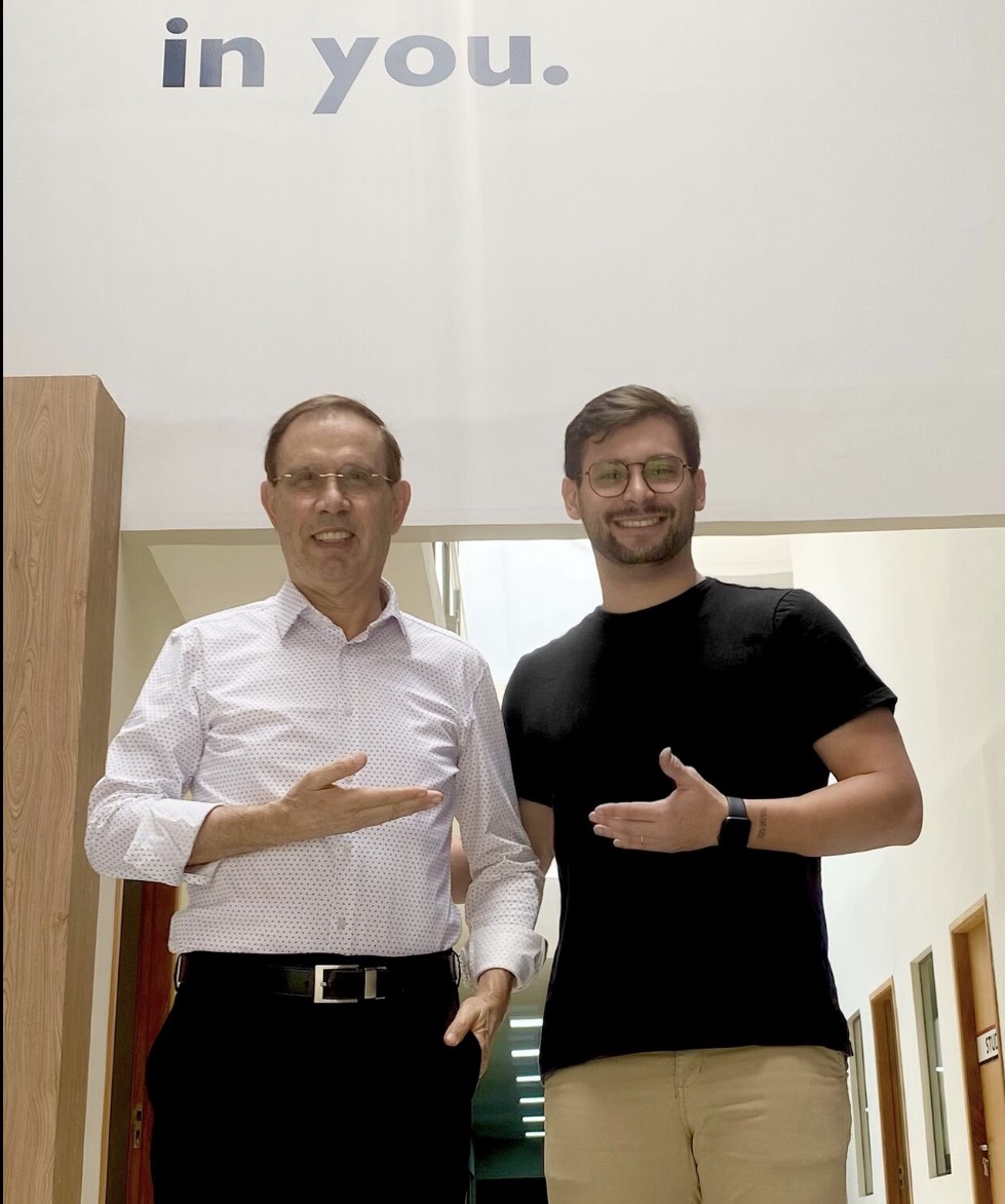 Lucas Broggio durante visita a uma operação empresarial