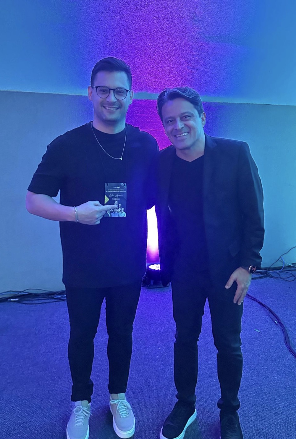Lucas Broggio em evento corporativo ao lado de outro profissional
